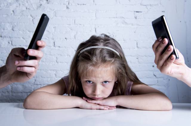 Estar más pendiente del móvil que de tu hijo tiene consecuencias