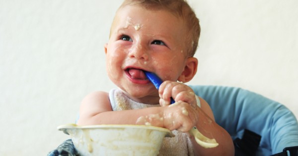 Vauvojen ruokailuhetki on usein sottaista.