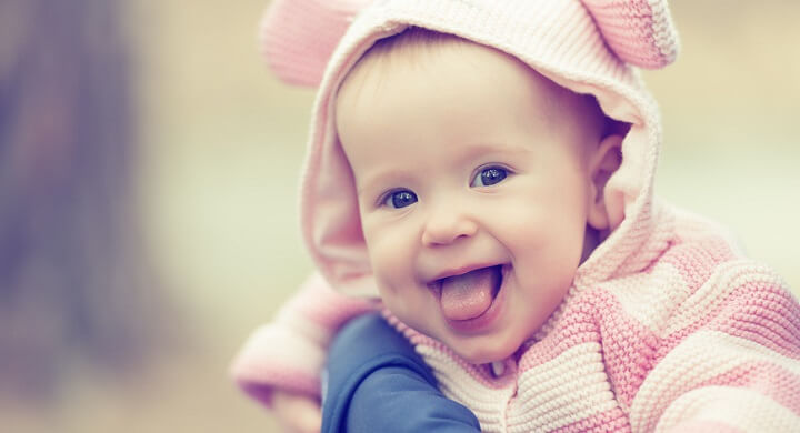 Los bebés aprenden a reír de sus padres