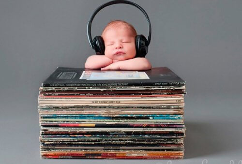 Escuchar música ayuda a tu bebé a hablar rápido