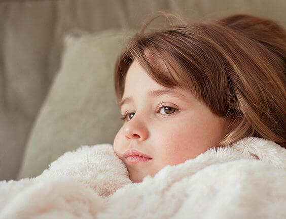 un enfant malade au lit.
