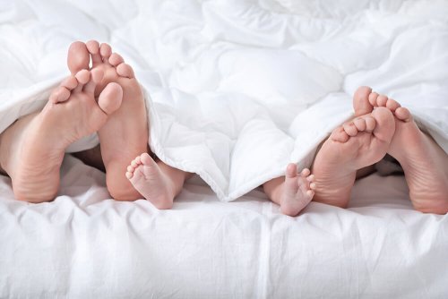 Si vous décidez de laisser le bébé dormir dans le lit des parents, il faudra bien choisir vos positions pour dormir.