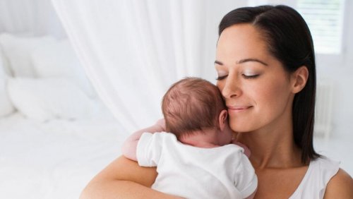 Madre con su bebé durante el puerperio pensando en un método de anticoncepción.