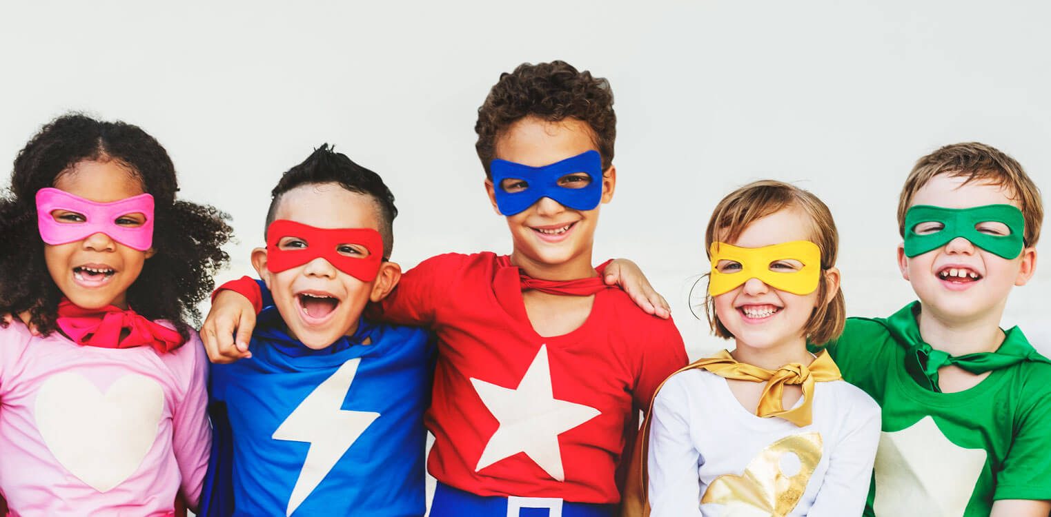 Barn utklädda till superhjältar.