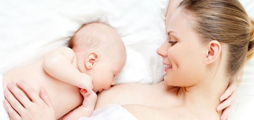 Amamantar al bebé en su primera hora de vida es recomendable para que incorpore el calostro desde un primer momento.