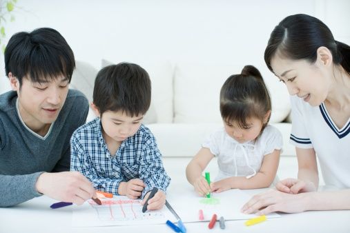 Des parents dessinent avec leurs enfants, aspect de l'éducation japonaise