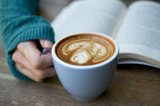 Une tasse de café au lait.