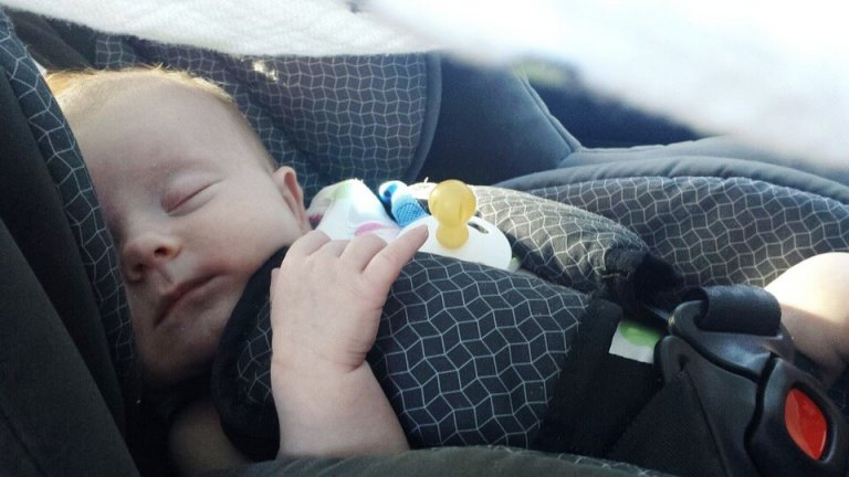 Consejos para viajar con un recién nacido en el coche