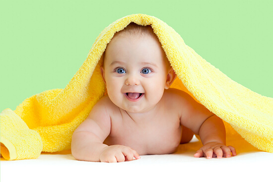 Un bébé rieur pendant l'apprentissage du sens de l'humour