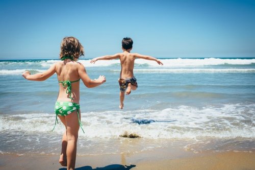 Las playas son grandes destinos para ir de vacaciones con niños.