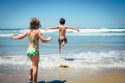 Las playas son grandes destinos para ir de vacaciones con niños.