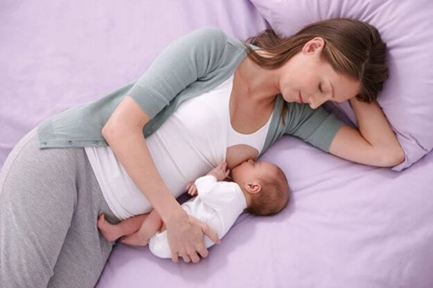 ¿Senos pequeños, menos leche?