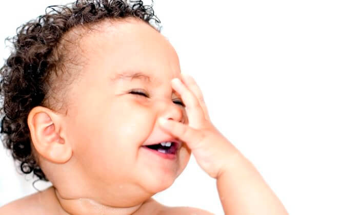 Bébé qui rit de lui-même, une conséquence d'apprendre l'autodérision à ses enfants