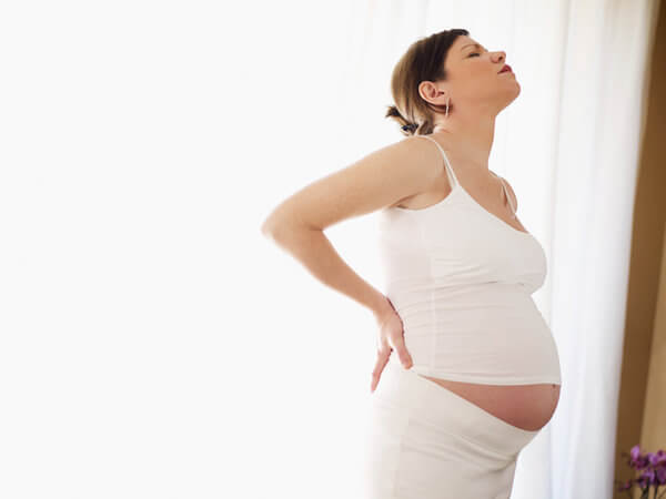 Femme enceinte qui peut découvrir un saignement d'implantation en début de grossesse