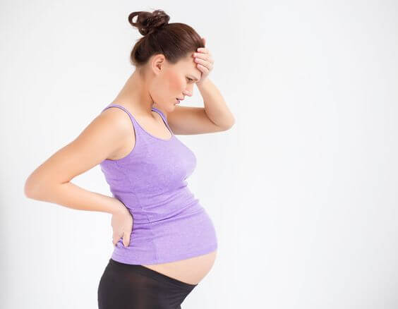 Femme enceinte se prenant la tête