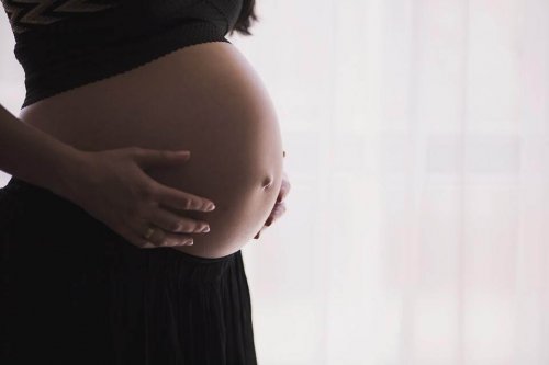 La urticaria durante el embarazo no tiene causas definidas más que reacciones alérgicas.