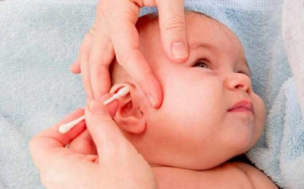 Debemos ser cuidadosos al manipular bastoncillos para limpiar el oído de los bebés.