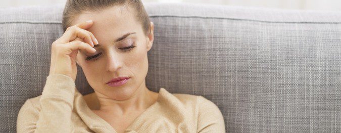 Femme irritée, un des symptômes de la ménopause précoce
