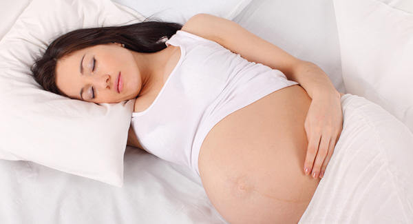 Las mejores posiciones para dormir bien durante el embarazo