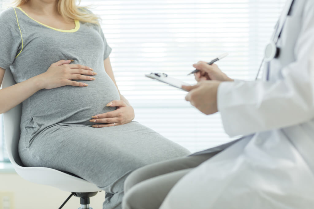 Une femme enceinte lors d'une consultation médicale. 