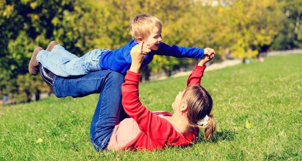 Madre e hijo jugando en un parque