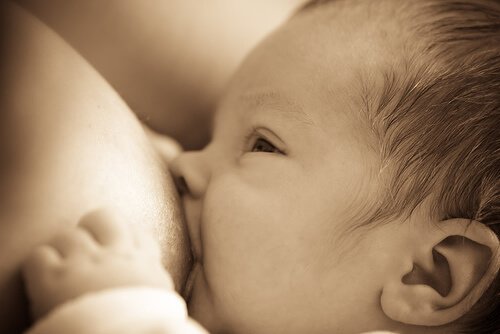 5 posiciones o posturas para amamantar a tu bebé