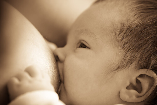 5 posiciones o posturas para amamantar a tu bebé