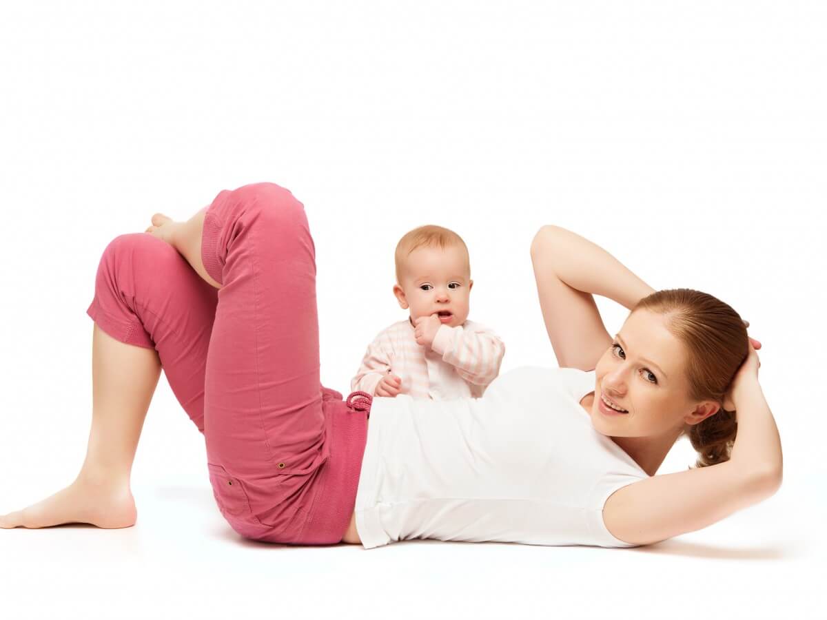Maman en train de faire du sport et des abdos avec son bébé