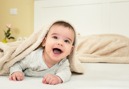 Les bébés réagissent à la voix et aux encouragements de leurs parents.
