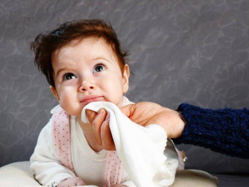 Las regurgitaciones del bebé no deben confundirse con los vómitos.