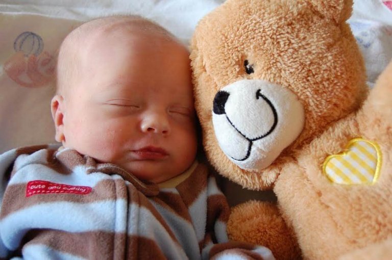 La postura ideal para hacer dormir al bebé