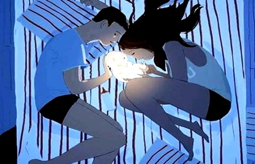 mamá y papá en la cama con el bebé