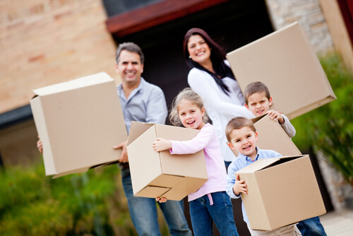 Familia realizando una mudanza y transportando las cajas