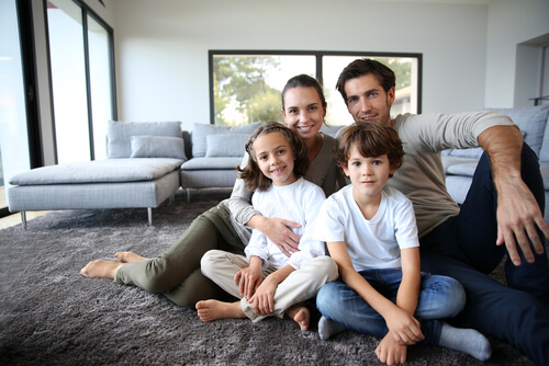 Familia feliz después de cambiar de casa