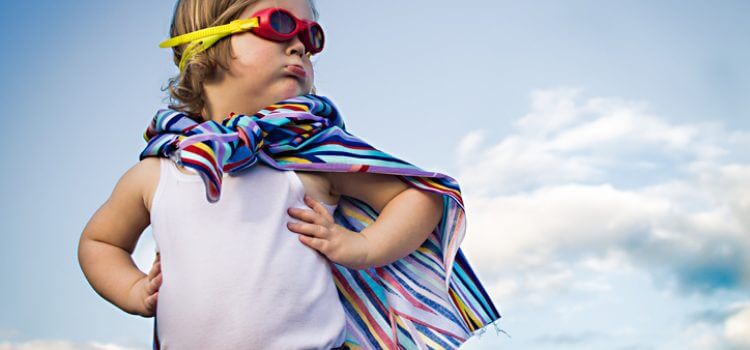 Nino disfrazado de superheroe