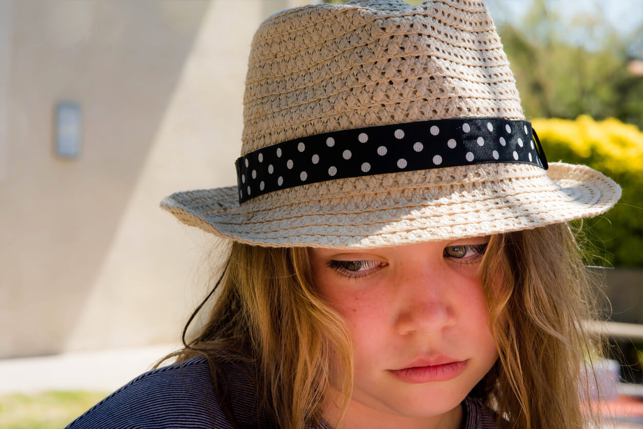 nina nena golpe de calor insolacion fatiga abatida abotagada sombrero sol verano cansancio deshidratacion riesgo prevencion