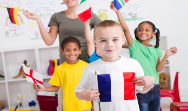 Des enfants d'origines différentes avec le drapeau de leur pays. 