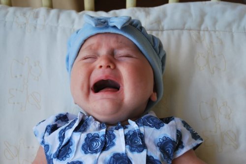 Los bebés recién nacidos con cólicos manifiestan ataques intensos de llanto.