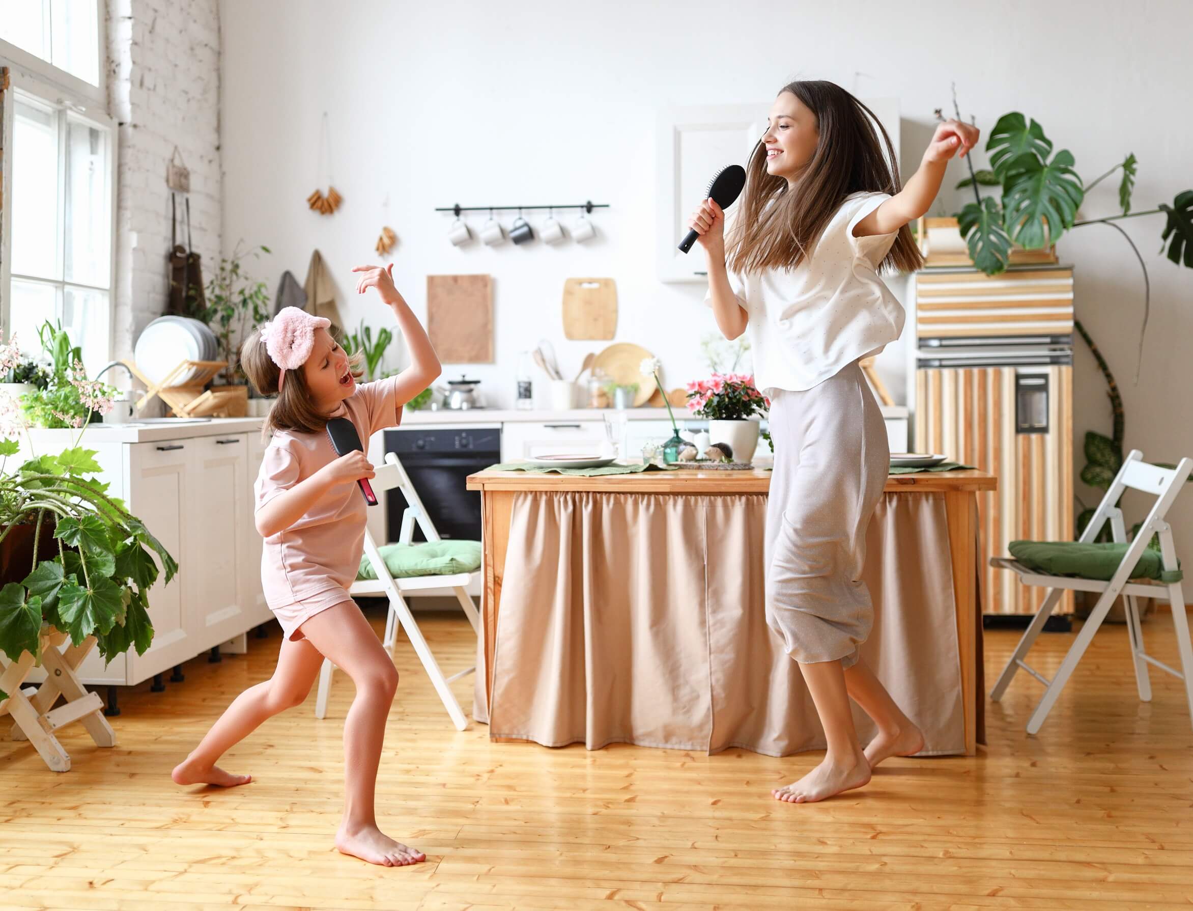 Madre e hija jugando