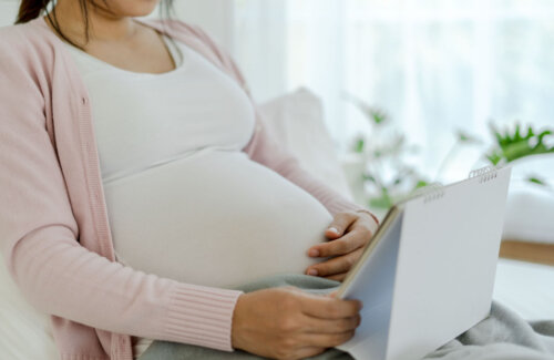 Mujer embarazada intentando calcular su edad gestacional.