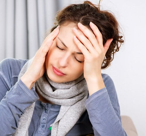 Femme souffrant d'une migraine