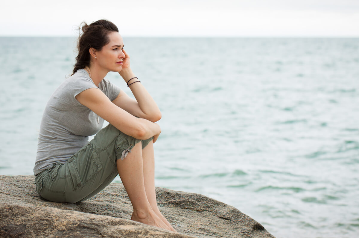 Femme triste sur la plage