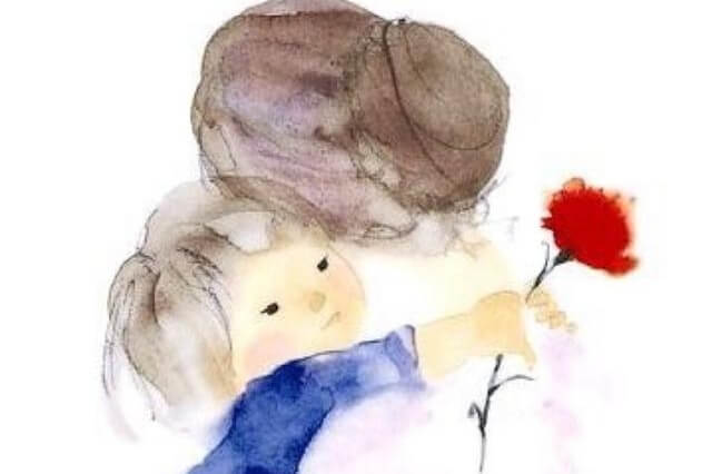nieto con una flor abrazando a su abuela