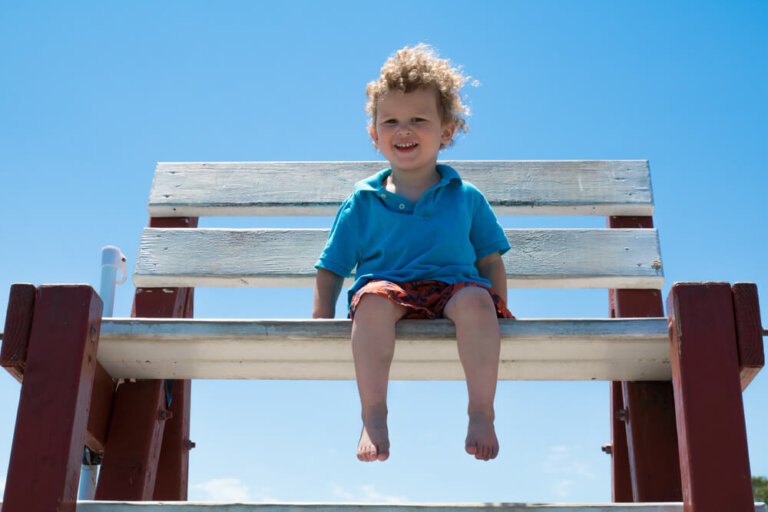 7 beneficios de que los niños anden descalzos