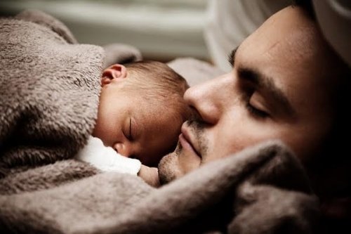 Bébé qui dort sur son papa endormi 