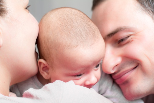 Deux parents avec leur bébé.