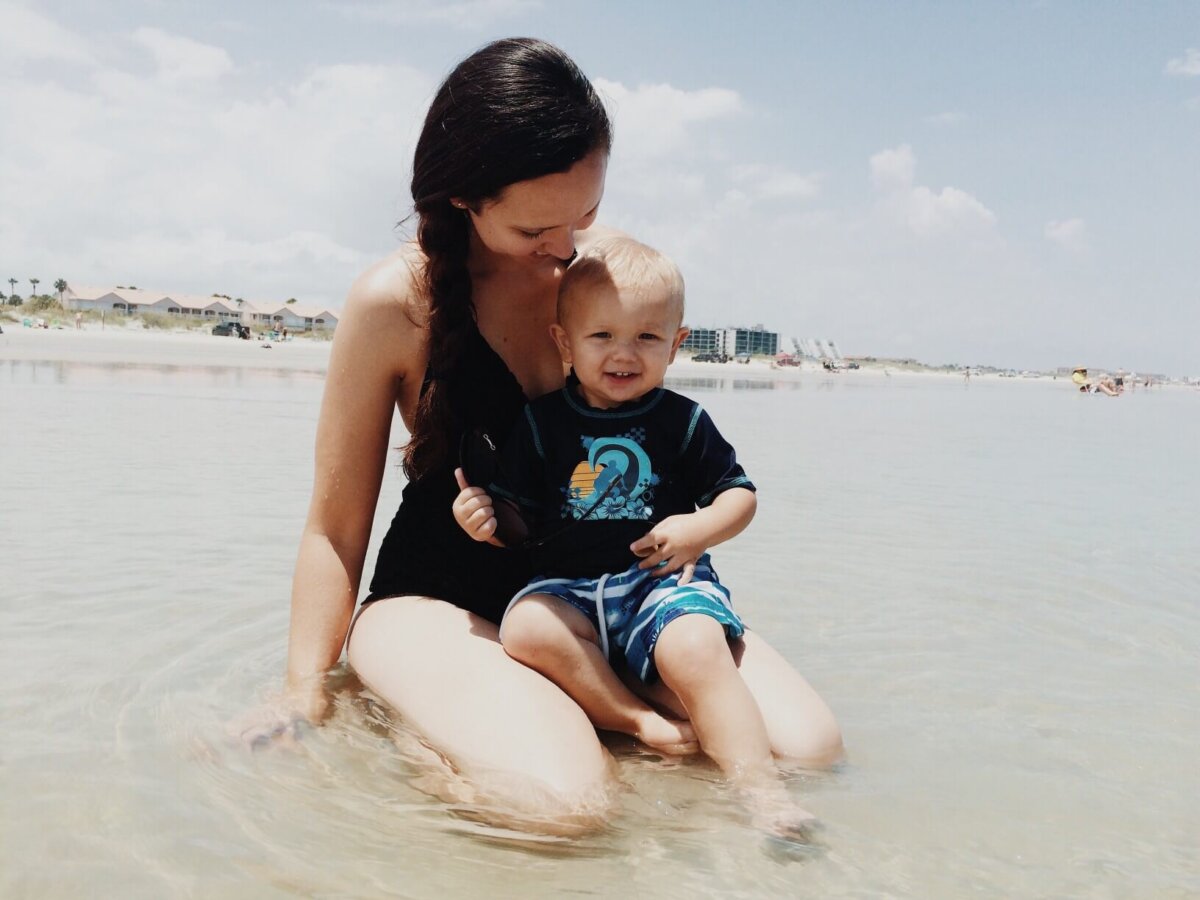 Madre en la playa con su hijo