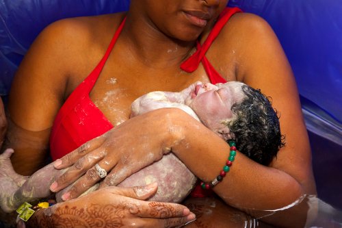 Madre con su bebé recién nacido haciendo contacto piel con piel.
