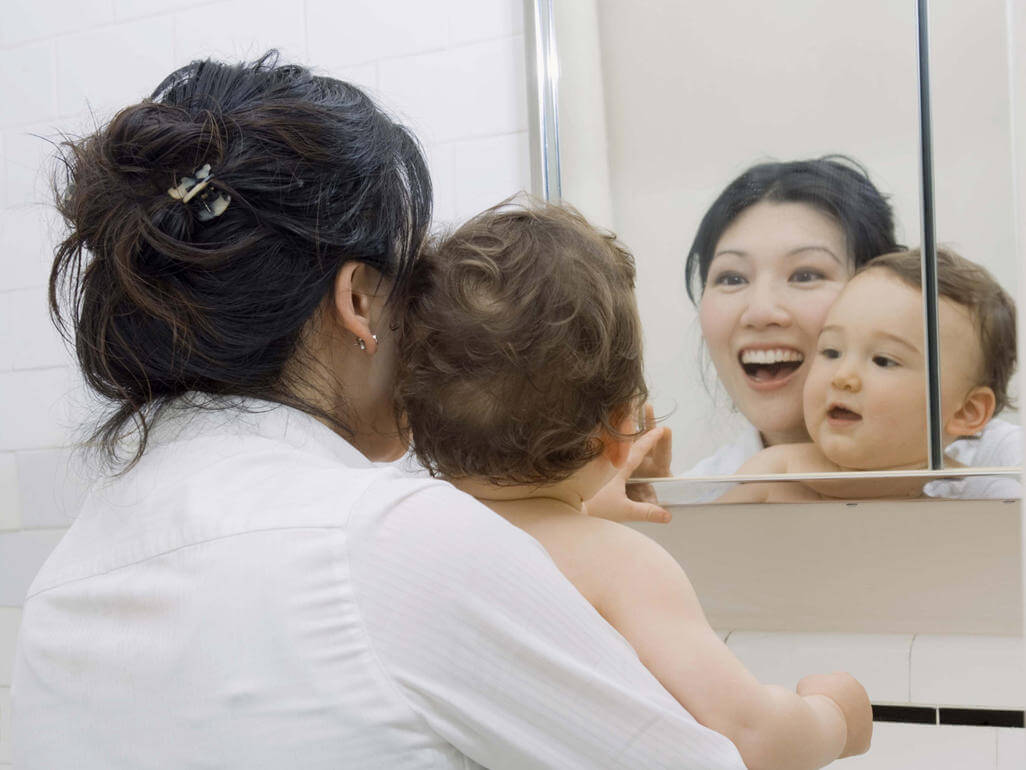 bebé frente al espejo 2