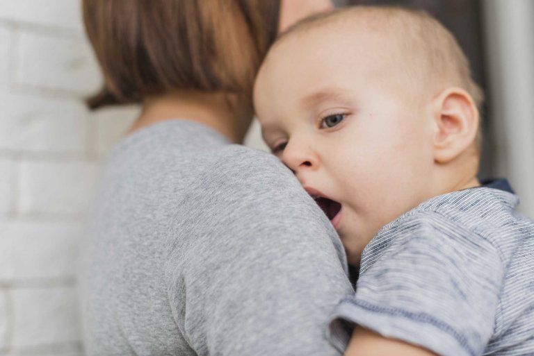 Las madres a menudo se estresan más que los padres a la hora de cuidar del bebé